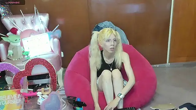 Skinygirl online show from May 2026 10:37:01 PM