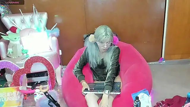 Skinygirl online show from May 2026 11:36:03 PM