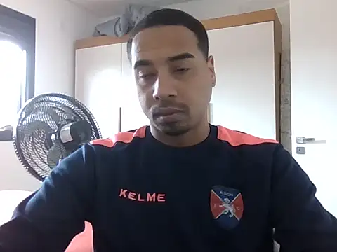 Juninho10c online show from November 2025 04:32:02 PM