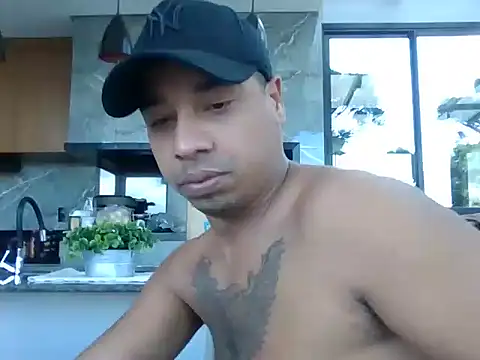 Juninho10c online show from November 2025 05:01:02 PM