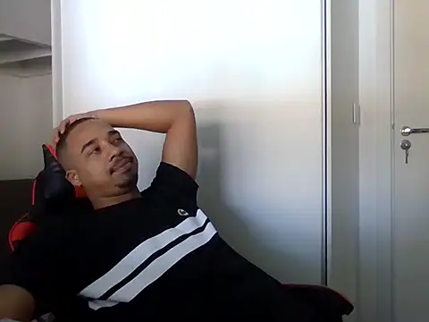 Juninho10c online show from November 2025 01:17:01 PM