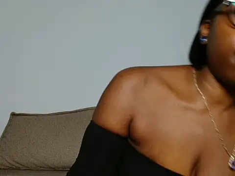 Snapshot of MadamIndigo chatting on November 2025 11:41:02 PM MadamIndigo online show from November 2025 11:41:02 PM