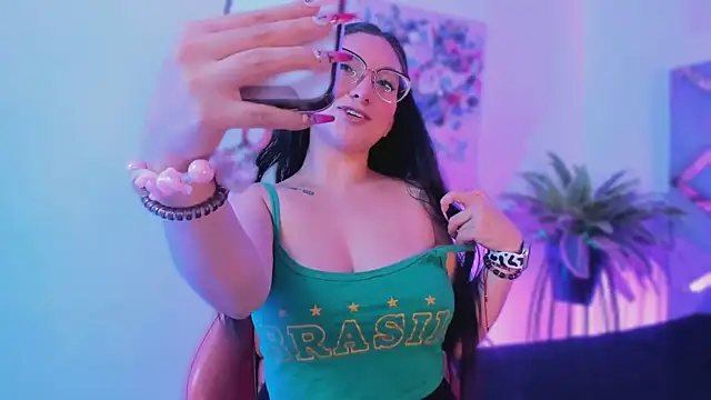 Snapshot of lucy_neil chatting on January 2026 02:37:02 AM lucy neil online show from January 2026 02:37:02 AM