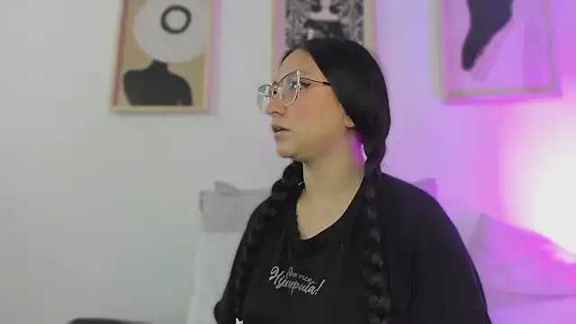 Snapshot of lucy_neil chatting on February 2026 02:33:01 AM lucy neil online show from February 2026 02:33:01 AM