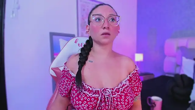 Snapshot of lucy_neil chatting on January 2026 02:40:02 AM lucy neil online show from January 2026 02:40:02 AM