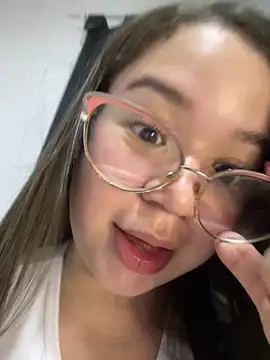 Snapshot of Lucyklein2022 chatting on December 2024 02:32:01 AM Lucyklein2022 online show from December 2024 02:32:01 AM