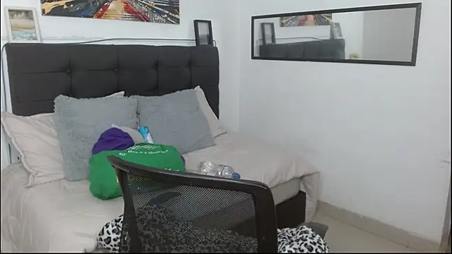 vaness weet online show from December 2025 09:14:02 PM