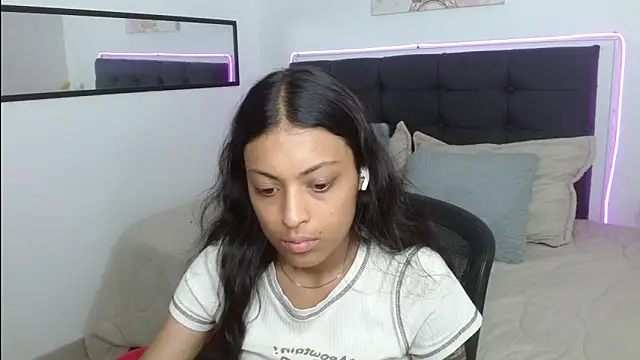 vaness weet online show from April 2026 06:54:01 PM