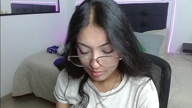 vaness weet online show from April 2026 07:42:02 PM