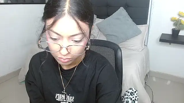 vaness weet online show from November 2025 07:40:02 PM