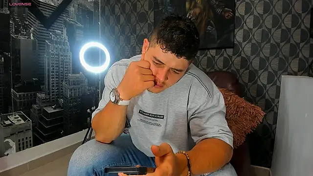 Leonsmoron online show from November 2025 06:19:02 PM