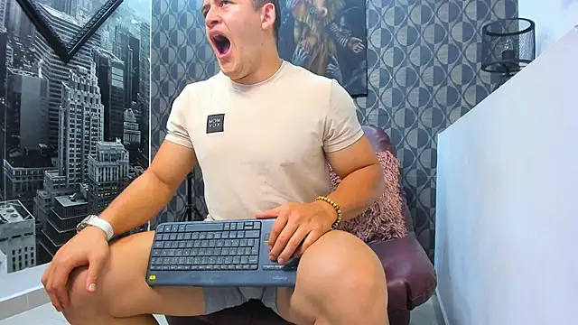 Leonsmoron online show from December 2025 10:48:01 PM