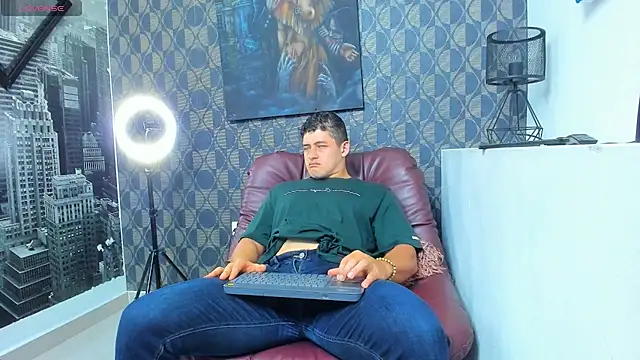 Leonsmoron online show from December 2025 10:43:02 PM