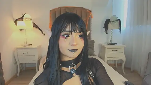 Emma Torres   online show from October 2025 12:35:03 PM