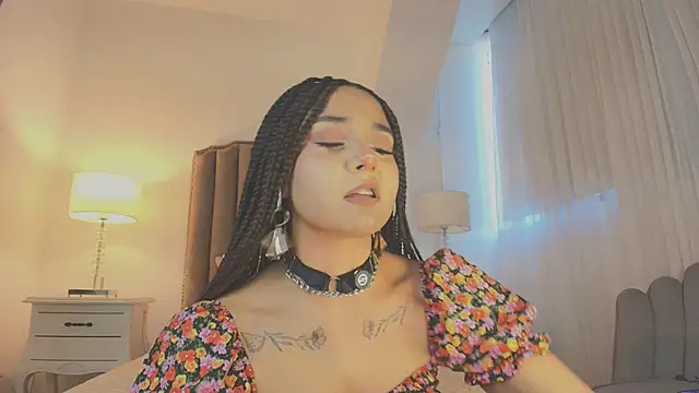 Emma Torres   online show from November 2025 12:22:01 PM