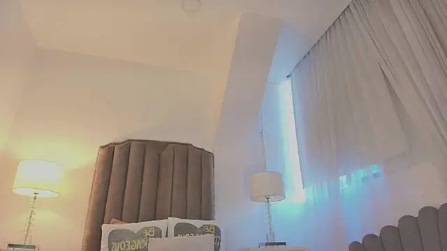 Emma Torres   online show from November 2025 12:21:01 PM