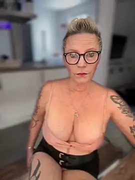 German Milf online show from October 2025 01:02:01 PM