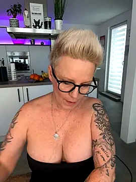 German Milf online show from November 2025 02:05:01 PM