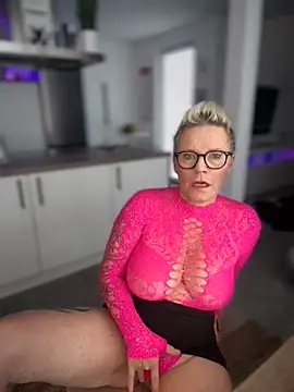 German Milf online show from October 2025 01:12:01 PM