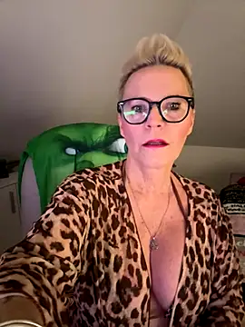 German Milf online show from November 2025 02:06:01 PM