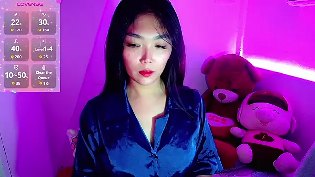 TR4NSCUTI3 online show from November 2025 08:23:01 PM