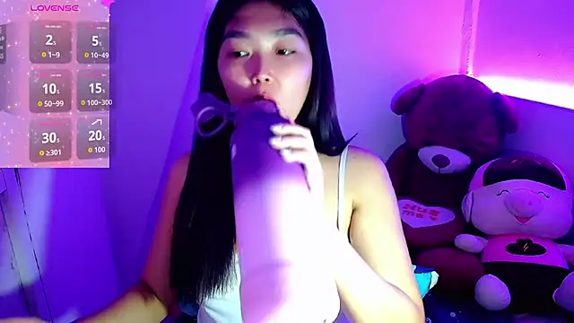 TR4NSCUTI3 online show from October 2025 07:35:01 PM