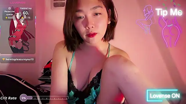 TR4NSCUTI3 online show from May 2026 10:52:03 PM