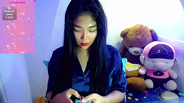 TR4NSCUTI3 online show from September 2025 05:07:02 PM