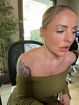 Snapshot of EmaSalis chatting on November 2025 11:05:01 AM EmaSalis online show from November 2025 11:05:01 AM