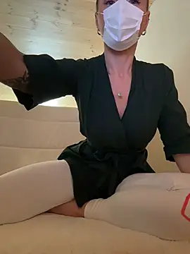 Snapshot of EmaSalis chatting on November 2025 01:22:02 PM EmaSalis online show from November 2025 01:22:02 PM