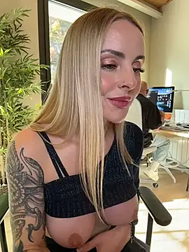 Snapshot of EmaSalis chatting on November 2025 02:06:01 PM EmaSalis online show from November 2025 02:06:01 PM