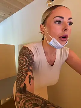 Snapshot of EmaSalis chatting on October 2025 09:52:02 AM EmaSalis online show from October 2025 09:52:02 AM