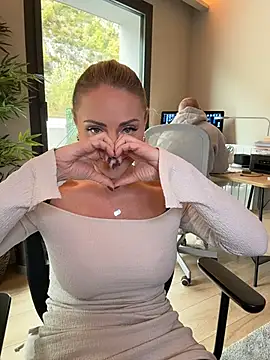 Snapshot of EmaSalis chatting on November 2025 11:15:02 AM EmaSalis online show from November 2025 11:15:02 AM