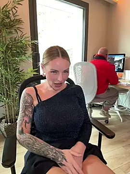 Snapshot of EmaSalis chatting on November 2025 10:27:02 AM EmaSalis online show from November 2025 10:27:02 AM