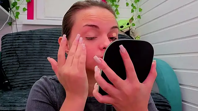 Misss Vikk online show from November 2025 06:02:02 AM