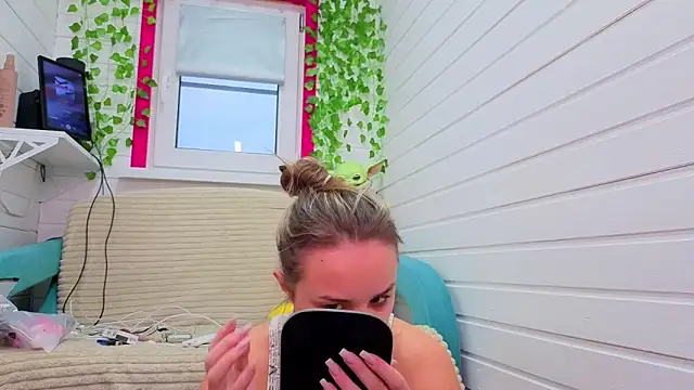 Misss Vikk online show from November 2025 06:36:01 AM