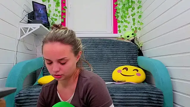 Misss Vikk online show from December 2025 07:31:02 AM