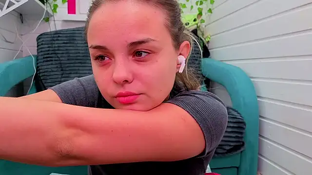 Misss Vikk online show from November 2025 06:13:02 AM