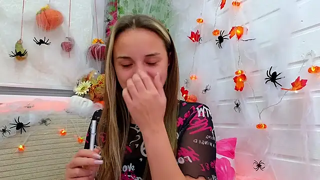 Misss Vikk online show from November 2025 03:17:01 PM