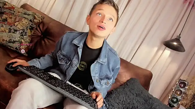 Snapshot of Tim_wolf chatting on December 2025 11:10:01 PM Tim wolf online show from December 2025 11:10:01 PM