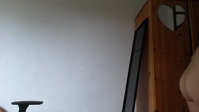 Snapshot of Lisakisss chatting on May 2026 06:17:01 AM Lisakisss online show from May 2026 06:17:01 AM