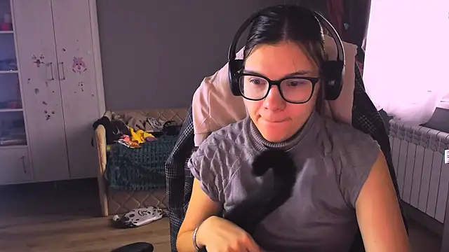 Snapshot of MollyLollipop chatting on December 2025 04:22:01 AM MollyLollipop online show from December 2025 04:22:01 AM