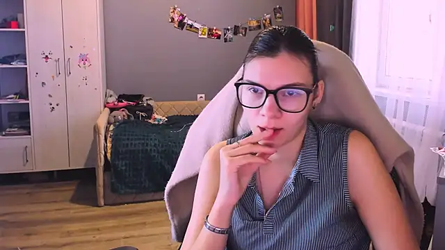 Snapshot of MollyLollipop chatting on December 2025 05:57:02 AM MollyLollipop online show from December 2025 05:57:02 AM