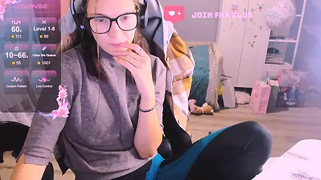 Snapshot of MollyLollipop chatting on November 2025 02:05:02 AM MollyLollipop online show from November 2025 02:05:02 AM