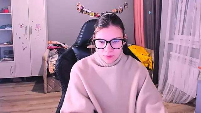 Snapshot of MollyLollipop chatting on December 2025 01:43:02 AM MollyLollipop online show from December 2025 01:43:02 AM