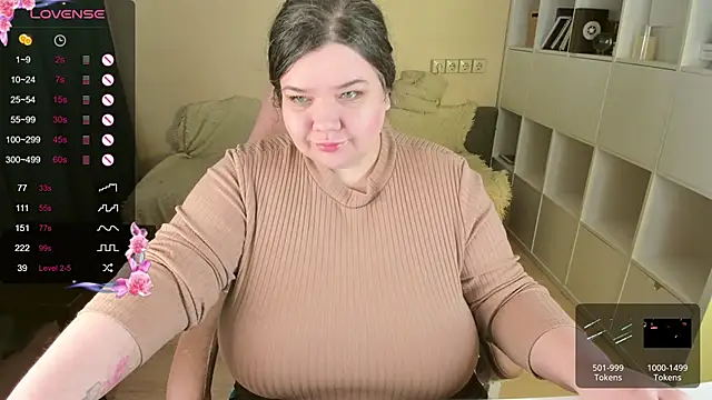 Snapshot of PlumPie chatting on September 2025 11:43:01 AM PlumPie online show from September 2025 11:43:01 AM