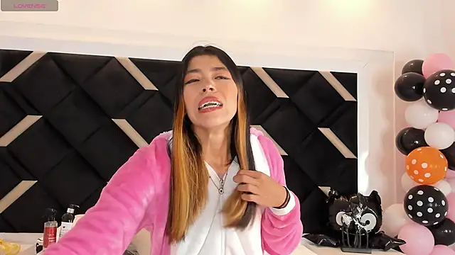 Snapshot of Girl_Cherry chatting on October 2025 11:33:01 AM Girl Cherry online show from October 2025 11:33:01 AM