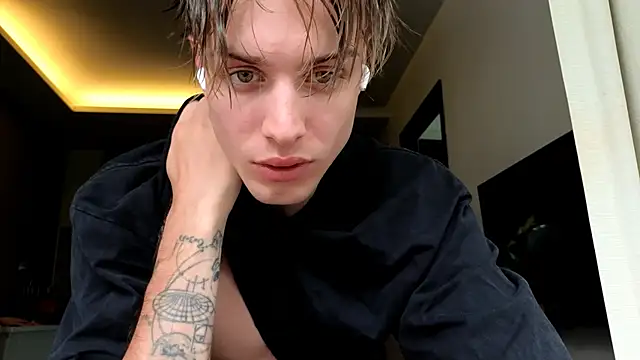 Snapshot of Cryptikov chatting on November 2025 04:55:01 AM Cryptikov online show from November 2025 04:55:01 AM