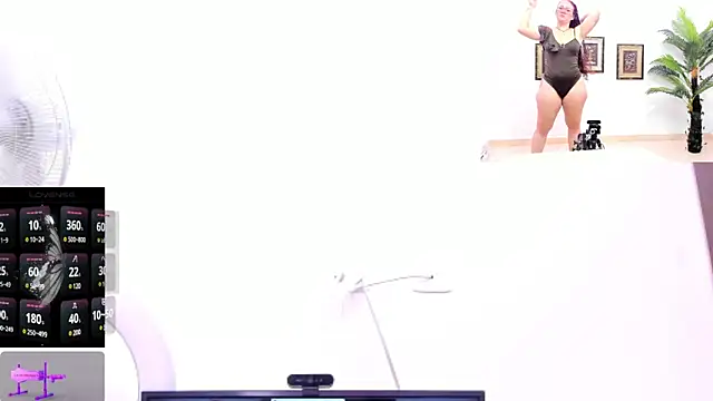 Paulina Davis  online show from March 2025 11:27:02 PM