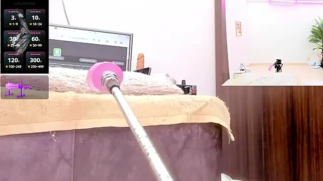 Paulina Davis  online show from April 2026 09:51:01 PM